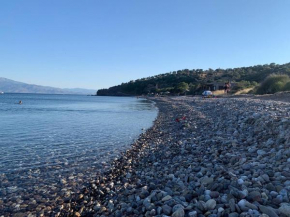 Denize sıfır, Midilli manzaralı iki küçük tatil evi.